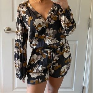 Old Navy Long Sleeve Button Front Women’s Grey Floral Jumper Romper Size Medium